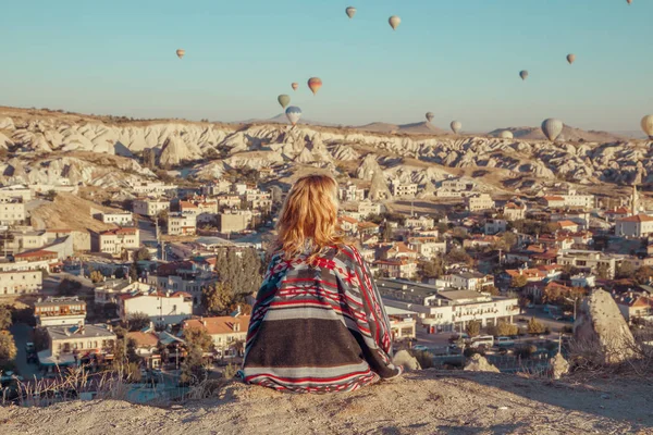 Κορίτσι Βλέποντας Μπαλόνια Και Απολαμβάνουν Ζωή Ξημερώματα Καππαδοκία Γκορέμε Τουρκία — Φωτογραφία Αρχείου