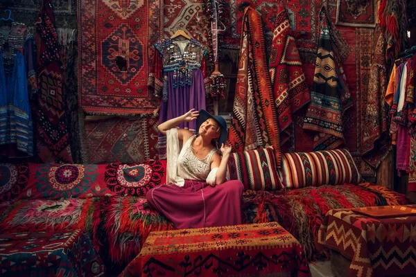 Kapadokya Göreme, Türkiye'nin eski halı mağazasında kız.