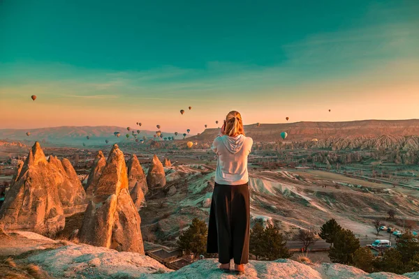 Balonlar izliyor ve muhteşem manzarayı kız. Kapadokya Göreme, Türkiye.
