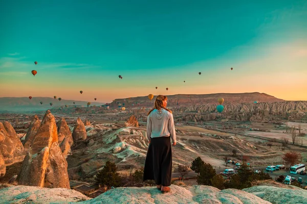 女の子の風船を見て すばらしい眺めを楽しんでします カッパドキア ギョレメ — ストック写真