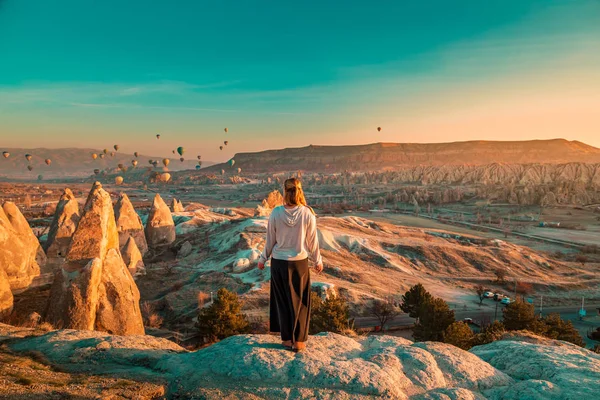 Dziewczyna Oglądając Balony Niesamowite Widoki Cappadocia Göreme Turcja — Zdjęcie stockowe