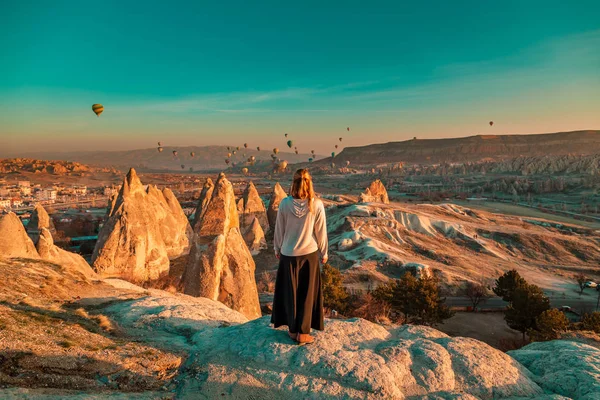 Menina Assistindo Balões Desfrutando Uma Vista Incrível Capadócia Goreme Turquia — Fotografia de Stock