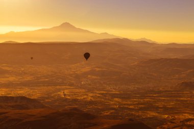 21 Eylül 2018 - İç Anadolu, Göreme, Türkiye. Sıcak hava balonu Cappadocia üzerinde gökyüzünde.
