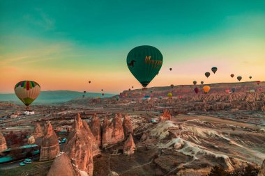 Sıcak hava balonu ile muhteşem şafak. Kapadokya Göreme, Türkiye - 29 Ocak 2019.