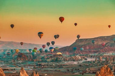 Sıcak hava balonu ile muhteşem şafak. Kapadokya Göreme, Türkiye - 29 Ocak 2019.