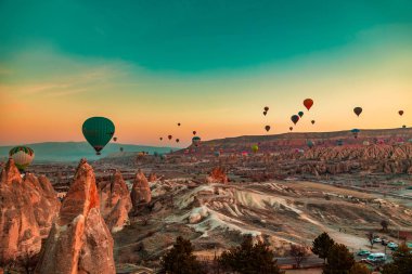 Sıcak hava balonu ile muhteşem şafak. Kapadokya Göreme, Türkiye - 29 Ocak 2019.