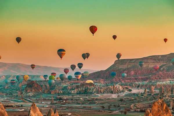 Sıcak hava balonu ile muhteşem şafak. Kapadokya Göreme, Türkiye - 29 Ocak 2019.