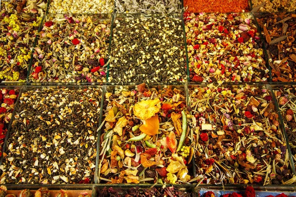 Torkad frukt på marknaden i Turkiet. — Stockfoto