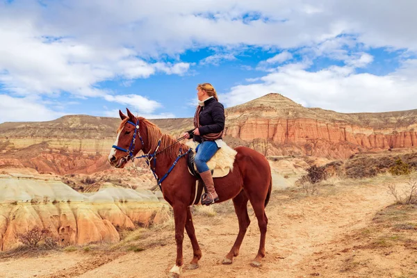 カッパドキア バレーで乗馬の女の子 壮大な山の風景 — ストック写真
