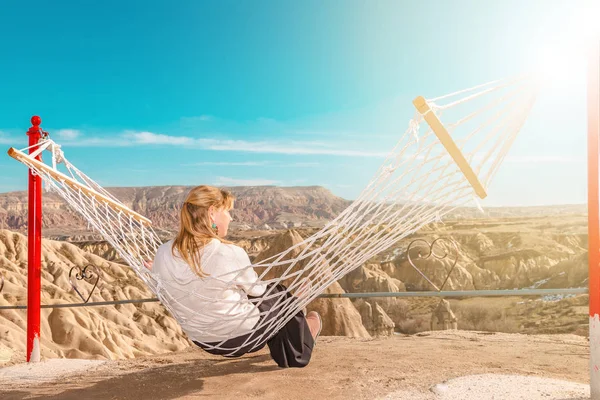 Mujer Despreocupada Columpio Inspirante Paisaje Montañas Concepto Sueño Libertad —  Fotos de Stock