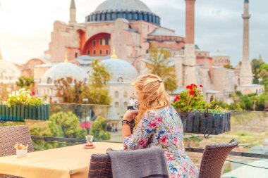 Türk kahvesi Ayasofya manzarayı kız içecekler