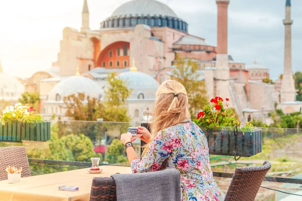 Türk kahvesi Ayasofya manzarayı kız içecekler