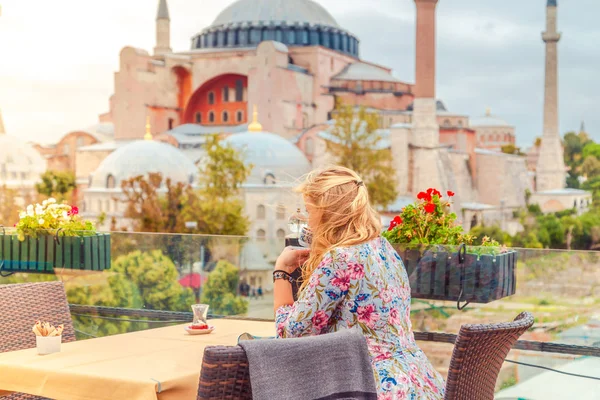 Ποτά κορίτσι τούρκικο καφέ απολαμβάνοντας τη θέα στην Αγία Σοφία — Φωτογραφία Αρχείου