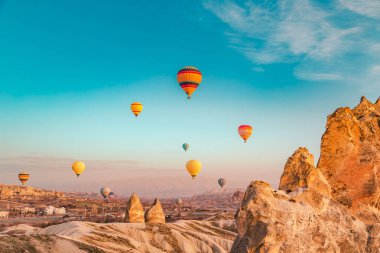 Sıcak hava balonları Cappadocia üzerinde gökyüzünde.