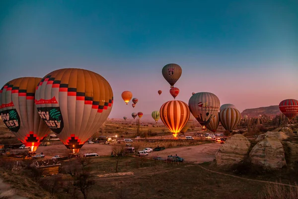 Hot air balloons at sunrise preparing for flight. — Stock Photo, Image