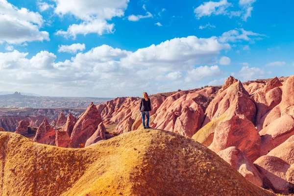 Chica disfrutando de la vista del Valle Rojo en Capadocia, Turquía . —  Fotos de Stock