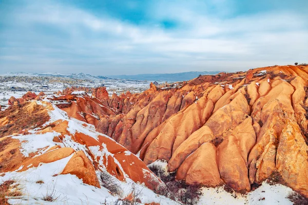 Increíble paisaje de montaña en Capadocia. Valle Rojo . —  Fotos de Stock