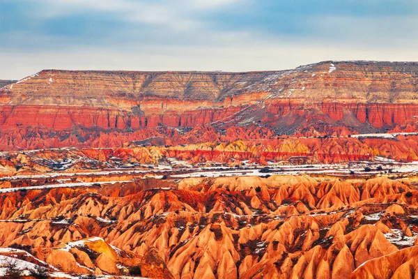 Niesamowite góry krajobraz w Kapadocji. Czerwona Dolina. — Zdjęcie stockowe