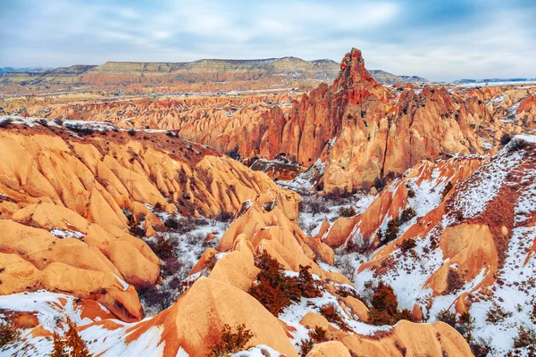 Increíble paisaje de montaña en Capadocia. Valle Rojo . —  Fotos de Stock