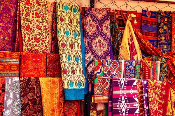 Hediyelik Dükkanı geleneksel Türk el yapımı halılar. — Stok fotoğraf