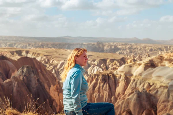 Chica disfrutando de la vista del Valle Rojo en Capadocia, Turquía . —  Fotos de Stock