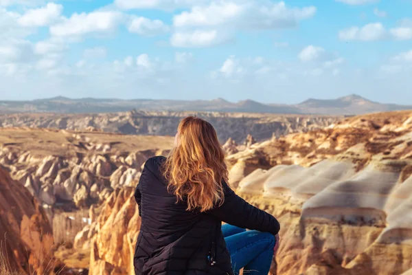 Chica disfrutando de la vista del Valle Rojo en Capadocia, Turquía . —  Fotos de Stock