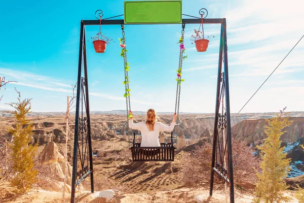 Carefree woman on the swing. Inspiring mountains landscape. — Stock Photo, Image