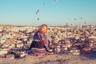 Kız balonlar izliyor ve hayattan zevk şafak.