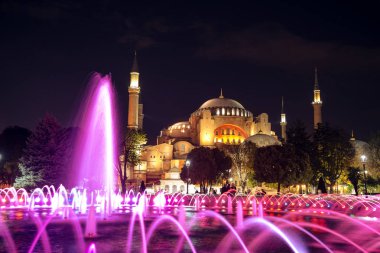 Ayasofya Müzesi gece görünümü.