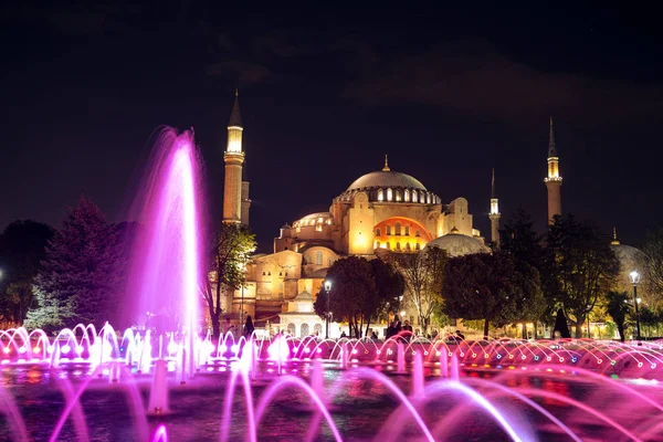 Vista do museu Hagia Sophia à noite . — Fotografia de Stock