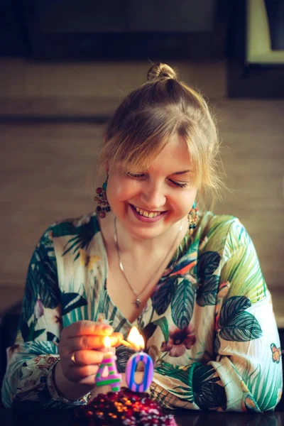 Mooie gelukkige Kaukasische blonde vrouw viert verjaardag. — Stockfoto