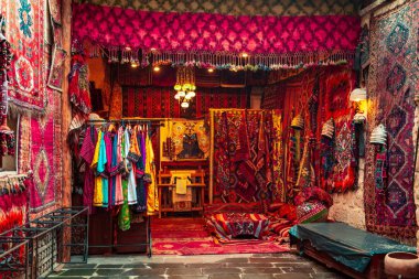 Hediyelik Dükkanı geleneksel Türk el yapımı halılar. 