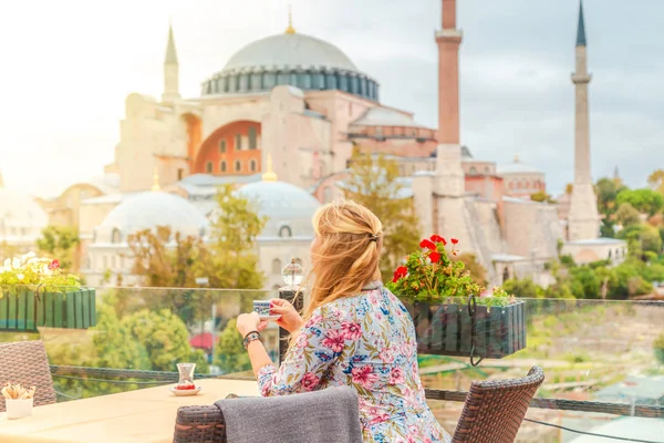 Ποτά κορίτσι τούρκικο καφέ απολαμβάνοντας τη θέα στην Αγία Σοφία — Φωτογραφία Αρχείου
