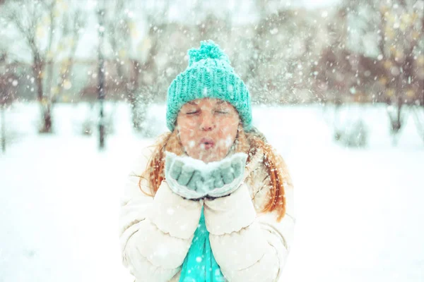 귀여운 여자 즐기는 겨울. — 스톡 사진