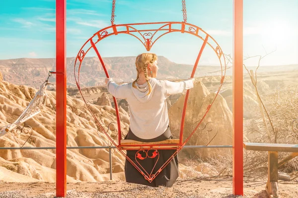 Mujer despreocupada en el columpio. Inspirante paisaje de montañas . —  Fotos de Stock