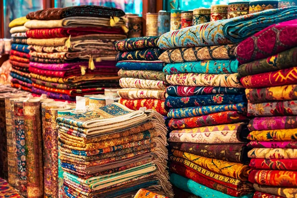 Hediyelik Dükkanı geleneksel Türk el yapımı halılar. — Stok fotoğraf