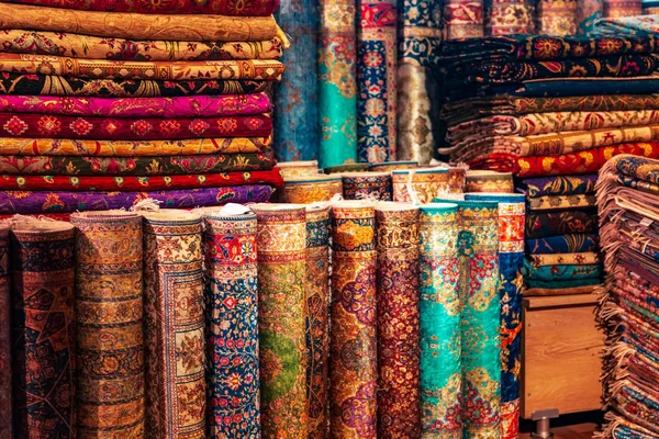 Traditionele Turkse handgemaakte tapijten in de cadeauwinkel. — Stockfoto