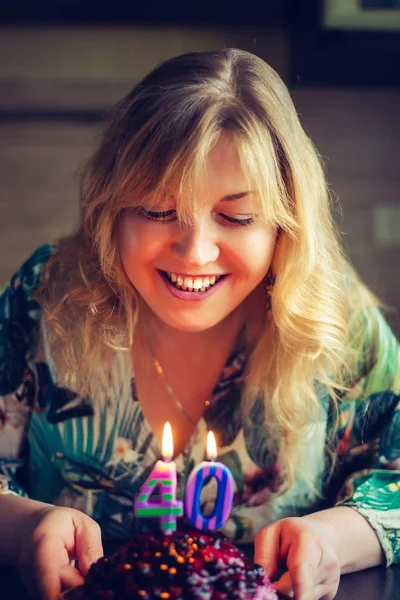 Красива щаслива кавказька блондинка жінка святкує День народження. — стокове фото