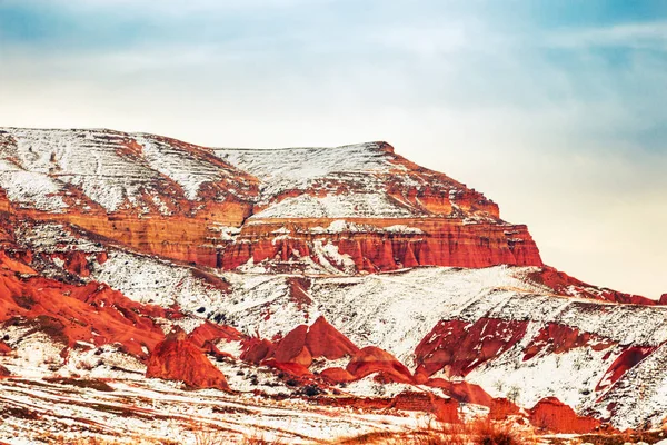 カッパドキアの素晴らしい山の風景。赤の谷. — ストック写真