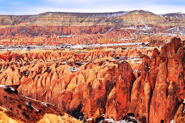 Increíble paisaje de montaña en Capadocia. Valle Rojo . —  Fotos de Stock