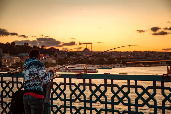 Pescadores en el puente Galata. Estambul, Turquía . — Foto de Stock