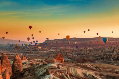 Sıcak hava balonları Cappadocia üzerinde gökyüzünde.