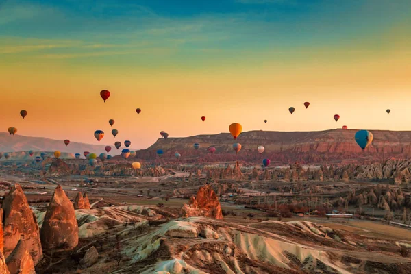 Montgolfières dans le ciel au-dessus de la Cappadoce . — Photo