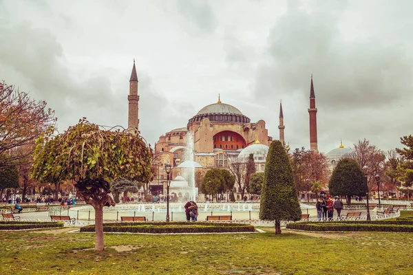 Vista de Santa Sofía desde el Parque Sultanahmet —  Fotos de Stock