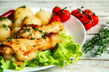 Tavuk budu patates ve sebze ile.