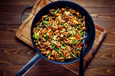 Domuz eti ile kızarmış sebzeler. Bir tava içinde hazırlanmış. 