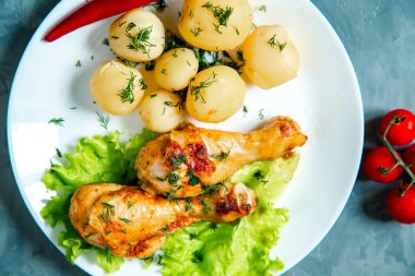 Tavuk budu patates ve sebze ile.