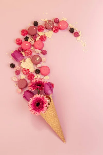 Мікс з квітів і цукерок у вафельному конусі . — стокове фото