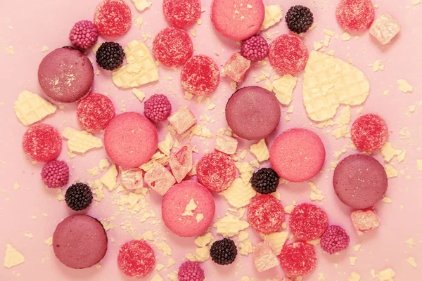Суміш цукерок на рожевому фоні . — стокове фото