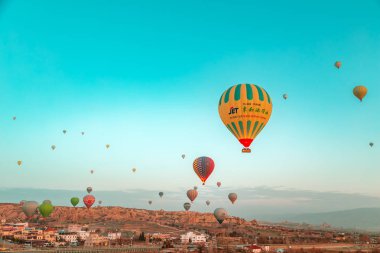Sıcak hava balonları Cappadocia üzerinde gökyüzünde.
